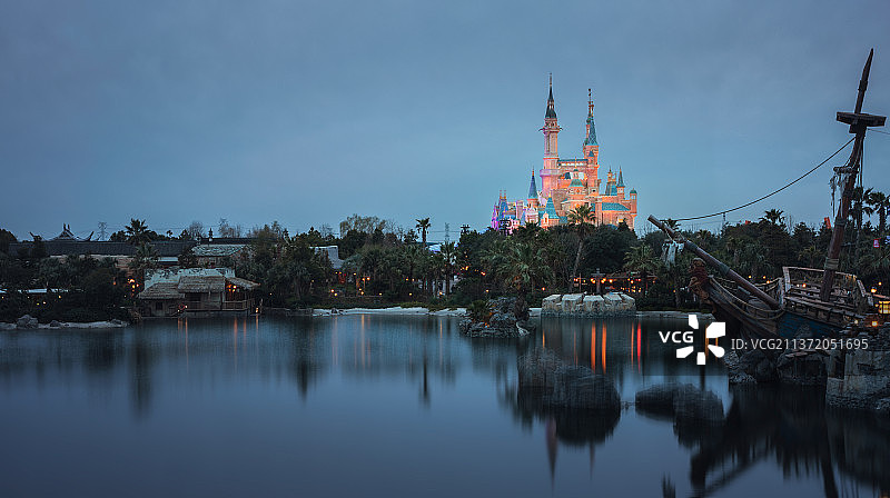 上海迪士尼乐园城堡夜景图片素材