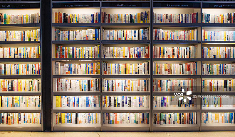 书店的书架摆满了书籍图片素材