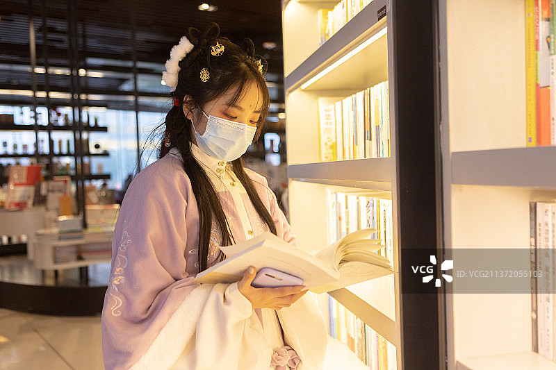 一个亚洲汉服美女在书店阅读读书图片素材