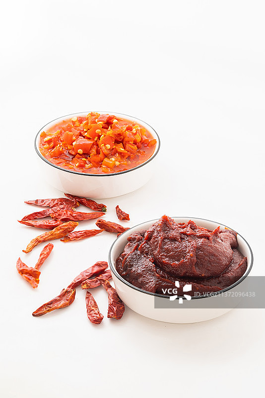 纯白色背景下的各种辣椒和辣椒酱图片素材