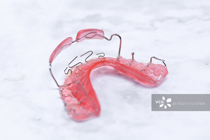 放在白色背景上的儿童地包天矫正牙套图片素材