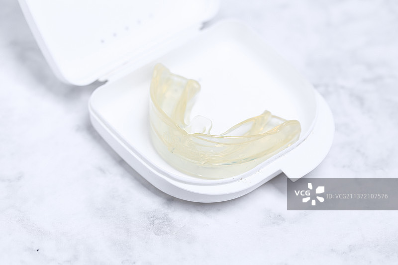 放在盒子里的牙套图片素材