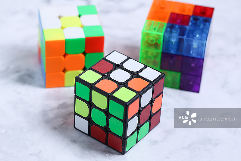 放在白色背景上的魔方图片素材