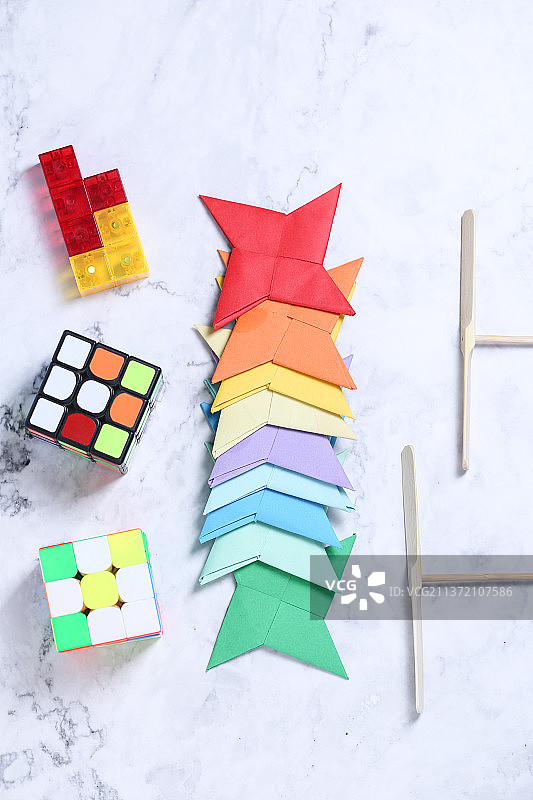 放在白色大理石背景上的儿童玩具图片素材