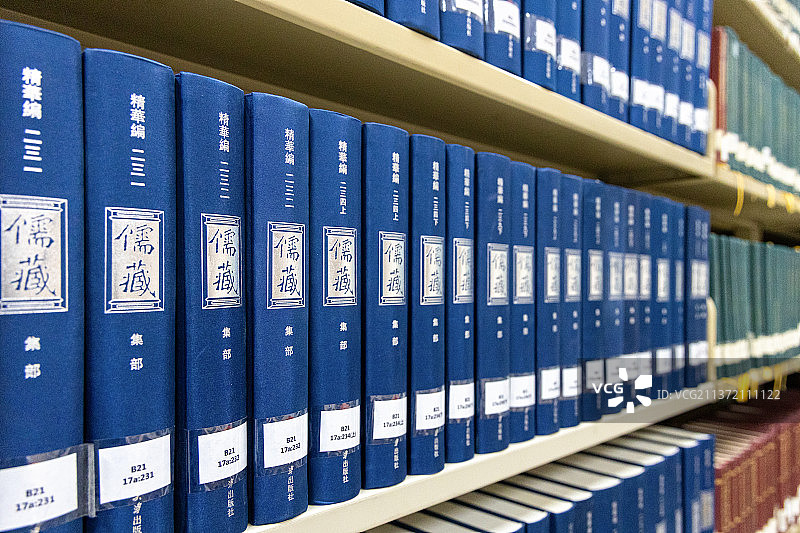 北京大学图书馆书架上的《儒藏》图片素材