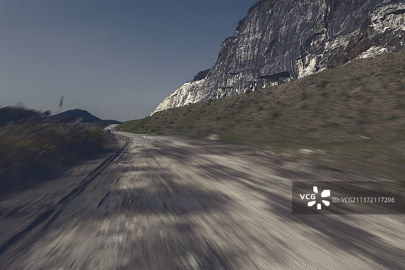 穿过山区的速度感公路图片素材