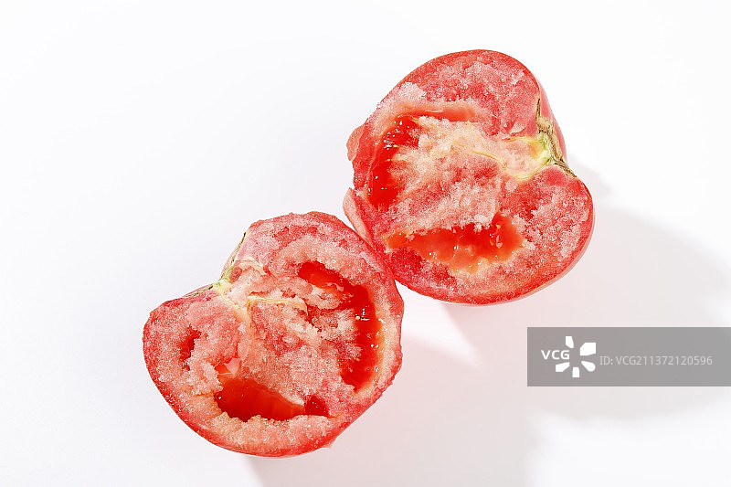 掰开的番茄在白色背景上图片素材