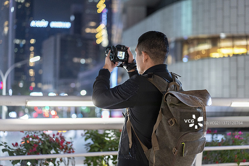 在城市旅行的背包客图片素材