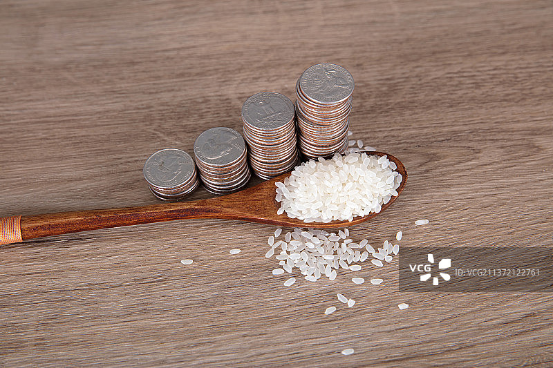 递增的美元硬币和大米图片素材