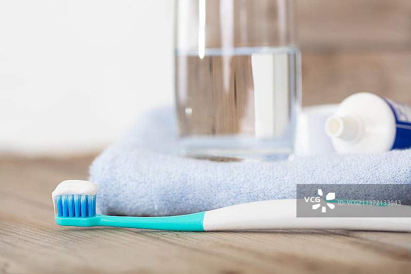 清晨准备刷牙图片素材
