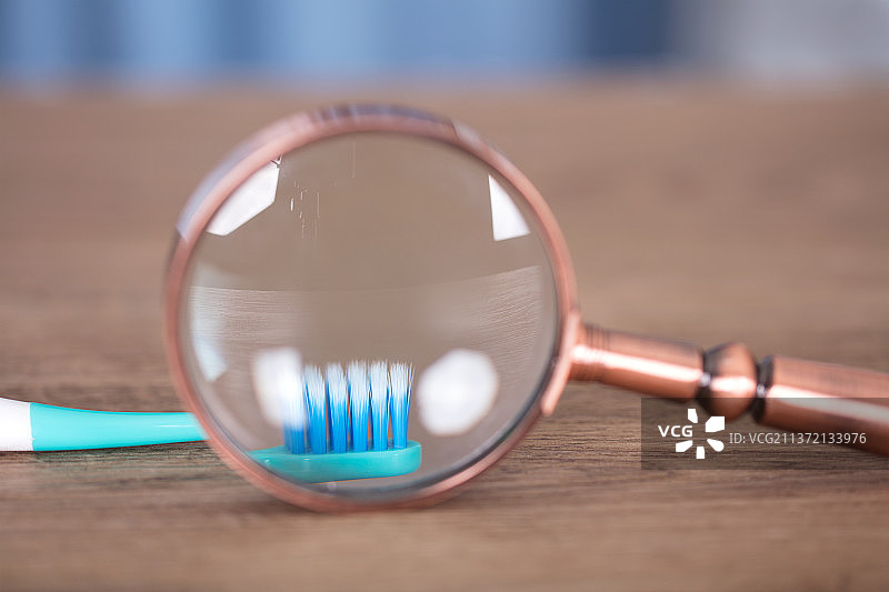 放大镜查看牙刷的刷头图片素材