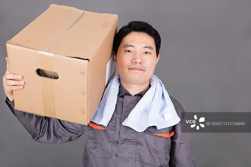 辛苦的快递员在送快递图片素材