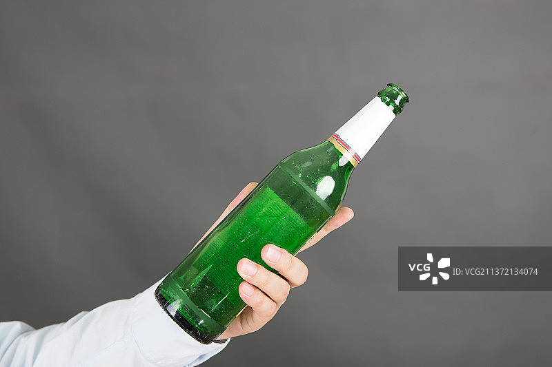 手拿啤酒瓶特写图片素材
