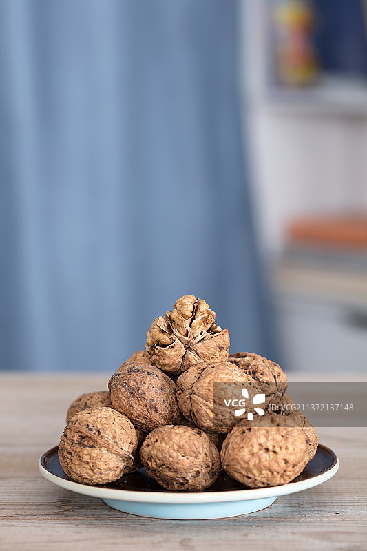 核桃在盘子里图片素材