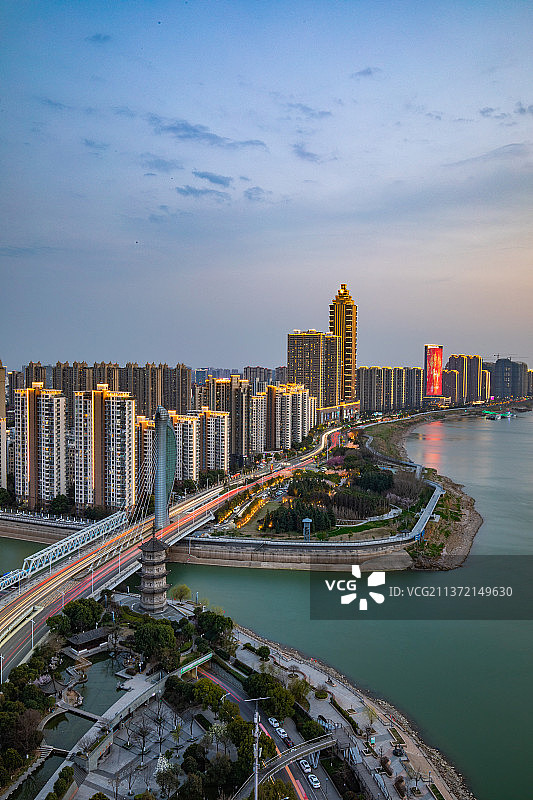 芜湖滨江公园中江塔城市风光日落夜景图片素材