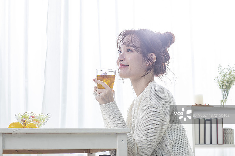 东方美女坐在书房喝茶图片素材