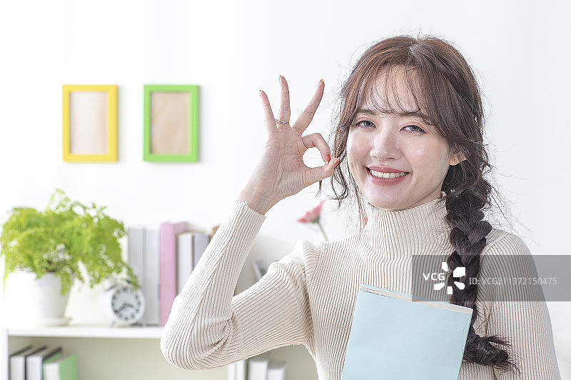东方美女微笑著作手势图片素材