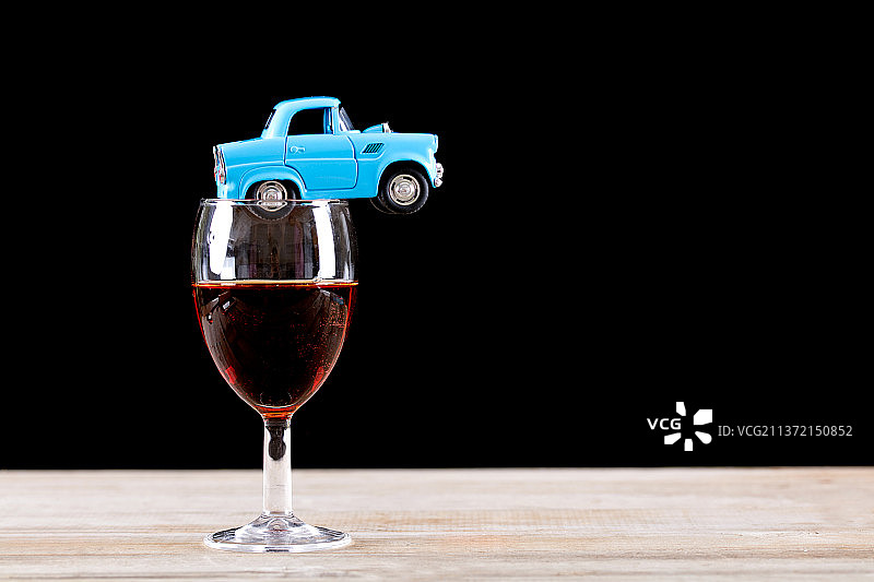汽车模型在一杯红酒上图片素材