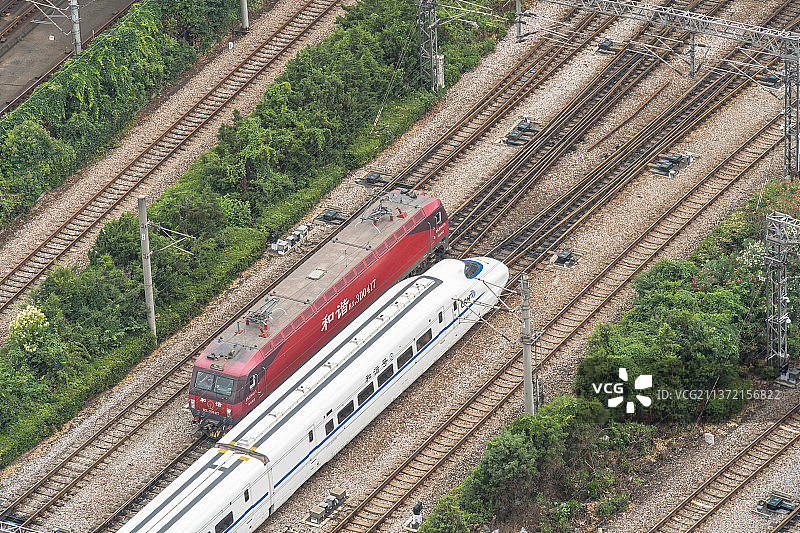 和谐号动车组与电力机车图片素材