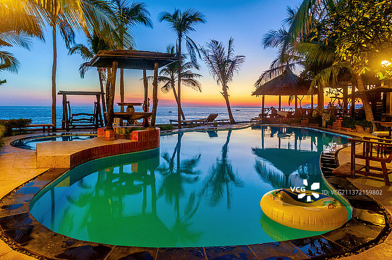 亚洲越南平顺省藩切美奈海滨酒店日暮风光图片素材