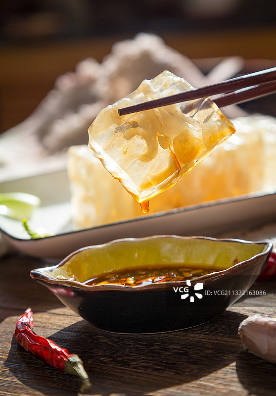 筷子夹着的水晶猪皮冻，美容菜肴图片素材