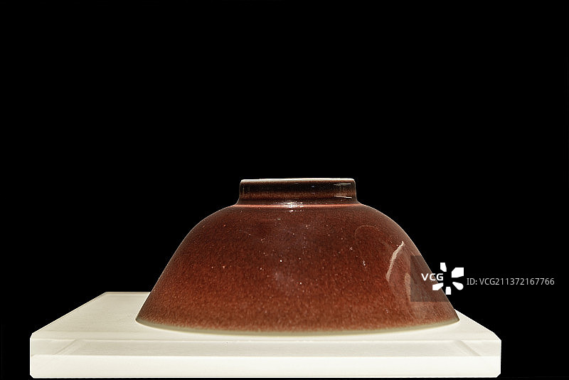 中国古代瓷器，霁红釉瓷碗图片素材