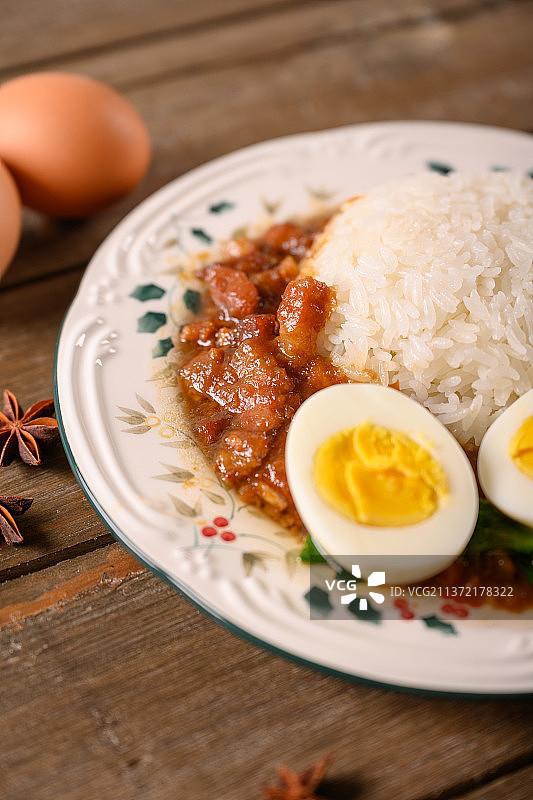 放在桌子上的台式卤肉饭图片素材