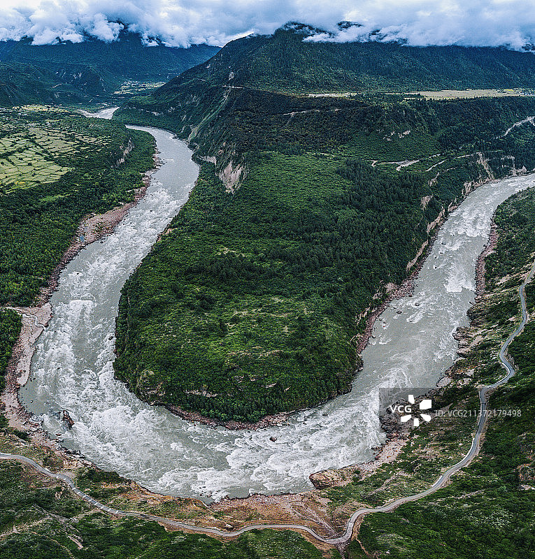 雅鲁藏布江大峡谷——高角度视野下的河流景观图片素材