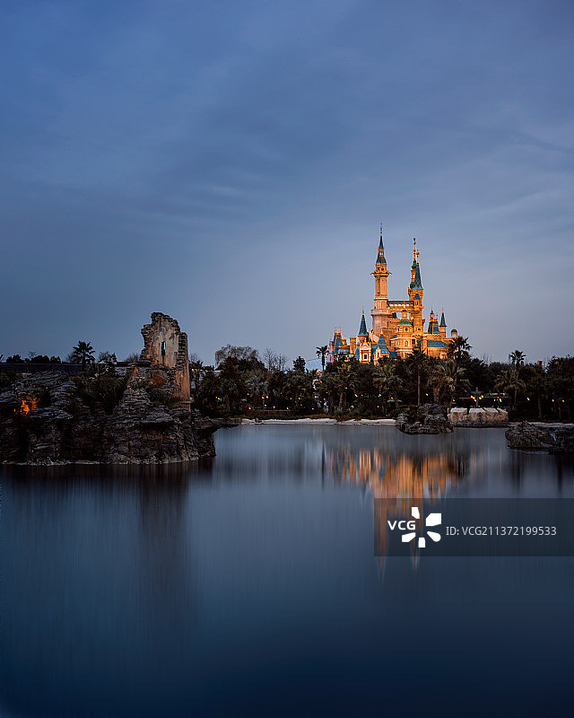 上海迪士尼城堡灯光图片素材