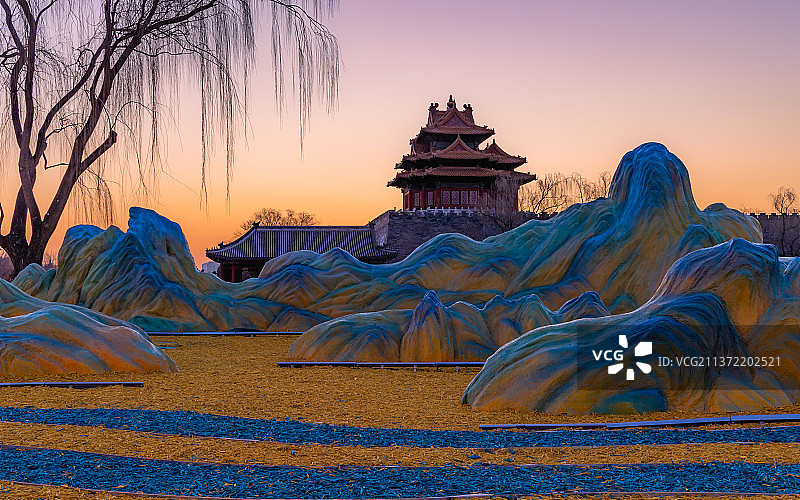 晴朗的清晨，太阳即将升起，北京故宫角楼，和角楼前的千里江山图青绿山水节日景观。图片素材