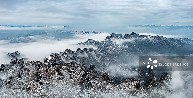 冬天云雾中的天zi山图片素材
