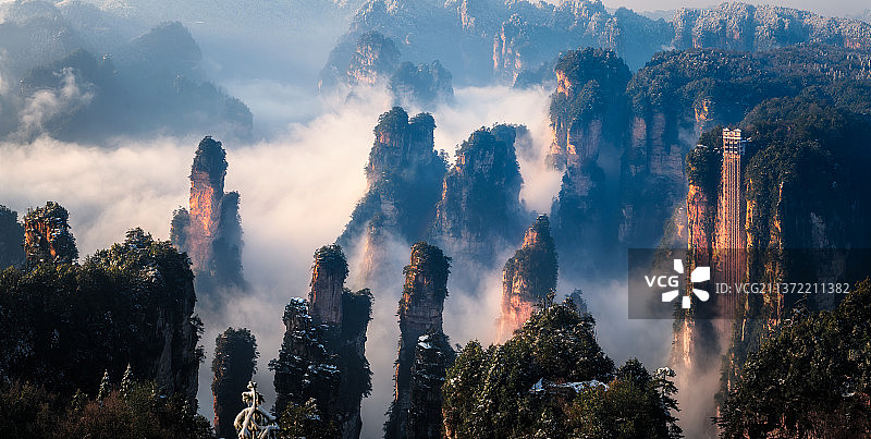 晨雾中的百龙天梯图片素材