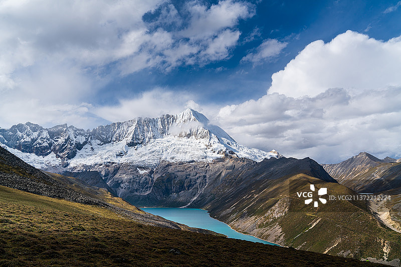 西藏库拉岗日雪山和白马林错湖泊图片素材