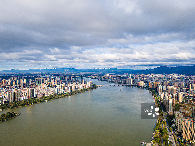 中国广东清远市北江两岸城市天际线航拍图片素材