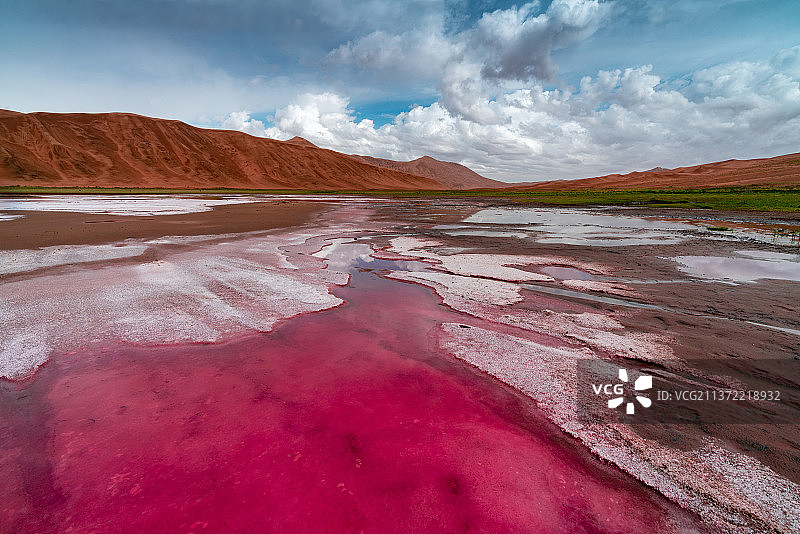 沙漠里的红海子图片素材