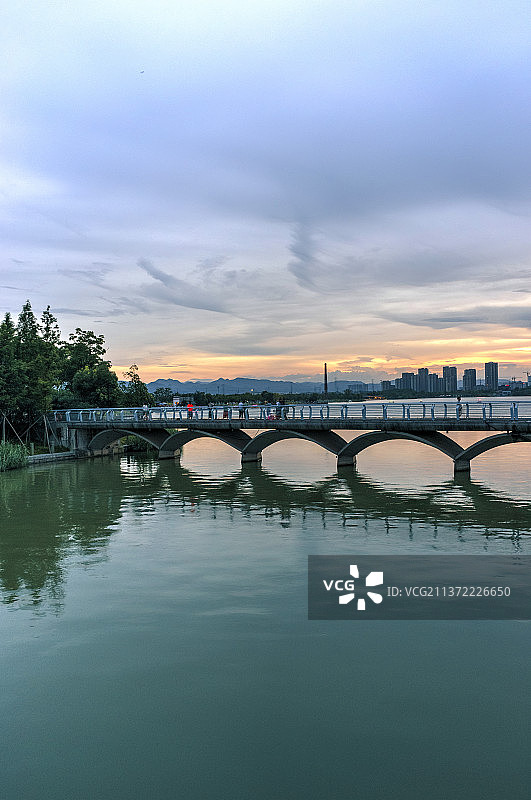 金华湖海塘公园步行桥晚霞图片素材