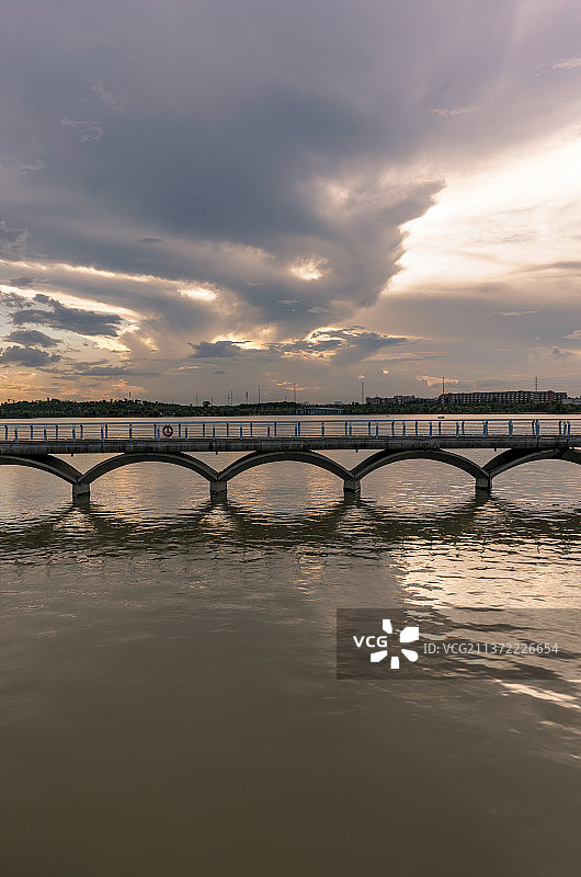 金华湖海塘公园步行桥晚霞图片素材