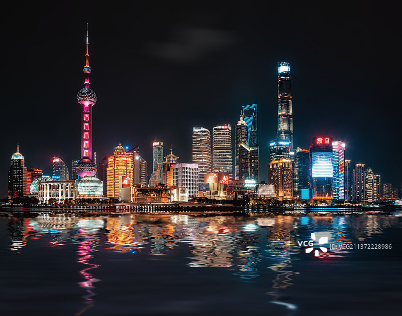 中国上海浦东陆家嘴金融中心一线城市外滩黄浦江地标夜景城市天际线国际化大都市港口图片素材