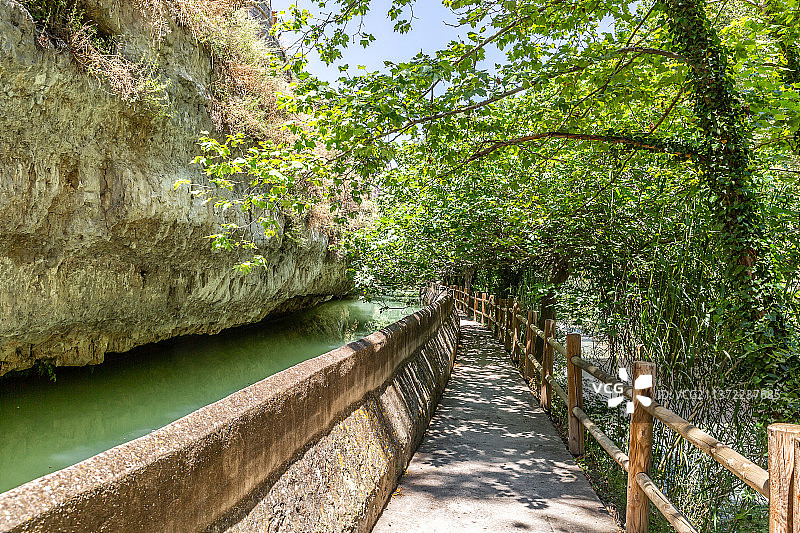西班牙阿尔卡尔德胡卡河畔步道景观图片素材
