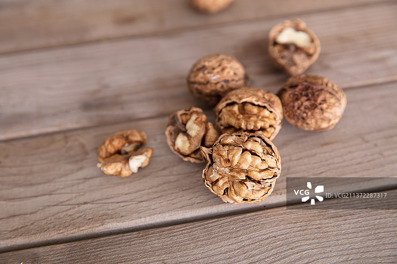 散落在木质背景上的核桃图片素材