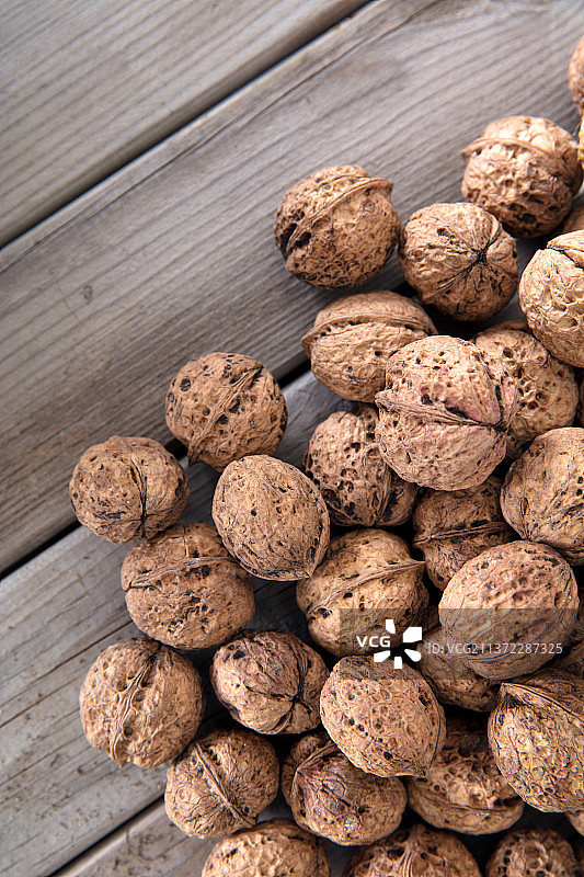 干透的核桃在木质背景上图片素材