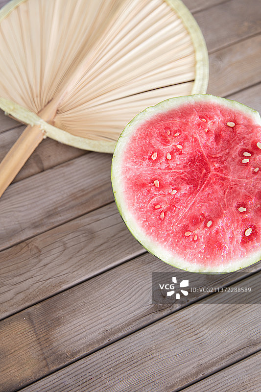 一半红瓤西瓜和一把蒲扇图片素材