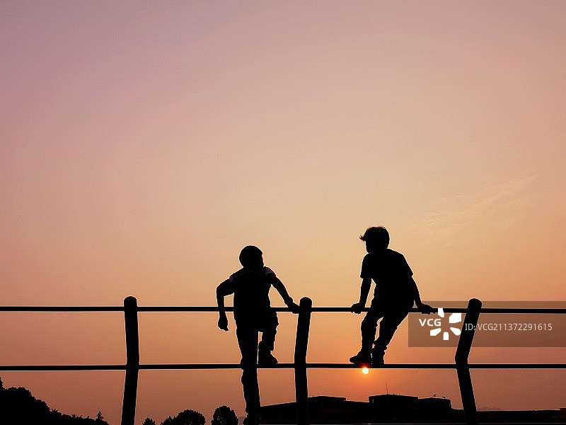 夕阳西下的天空衬托出人们的轮廓图片素材