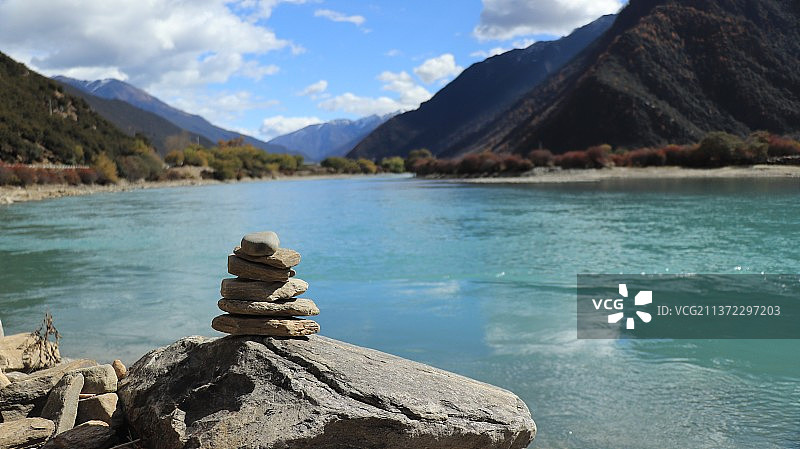 卡定沟途中河邊的馬尼堆图片素材