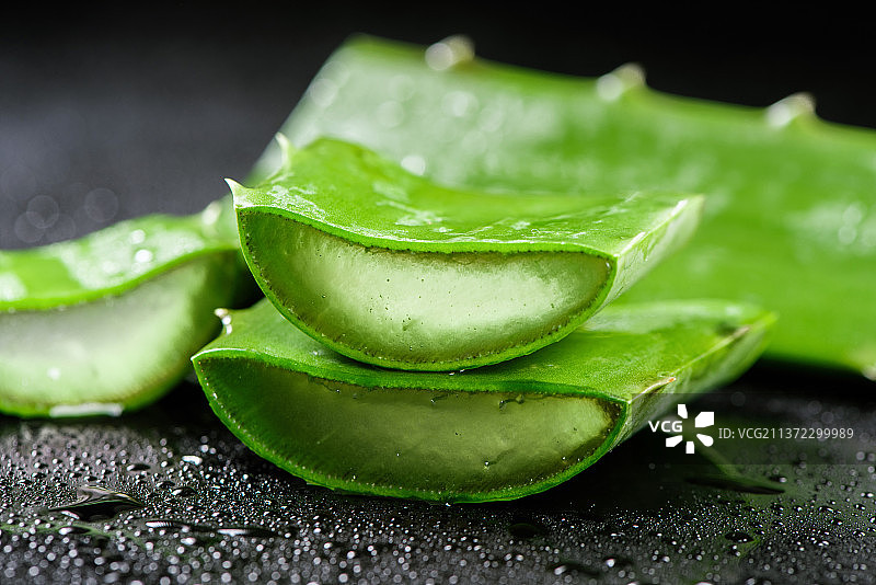 切开的新鲜芦荟特写图片素材