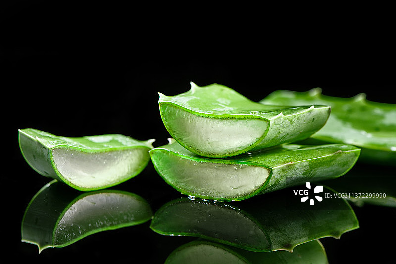 切开的新鲜芦荟特写图片素材