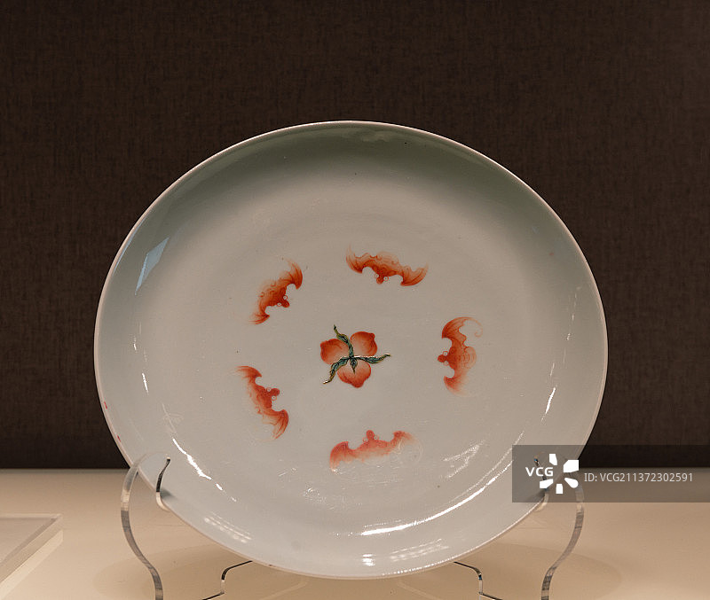 中国古代瓷器，清，粉彩云蝠纹瓷盘和粉彩花卉福寿纹瓷盘图片素材