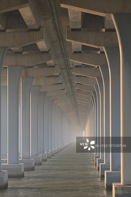 换个角度欣赏，桥梁柱子也很美~图片素材