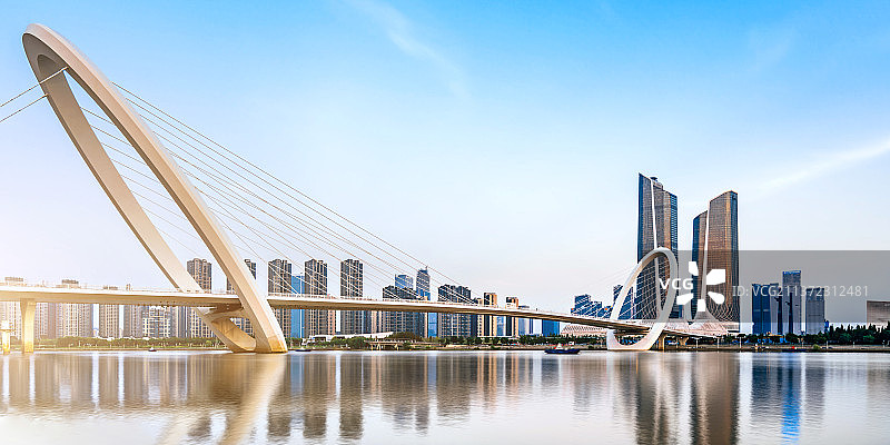 中国江苏南京南京眼大桥和保利大剧院城市天际线风光图片素材