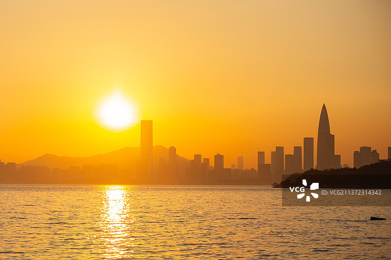 日落时的海景和建筑物对天景观图片素材